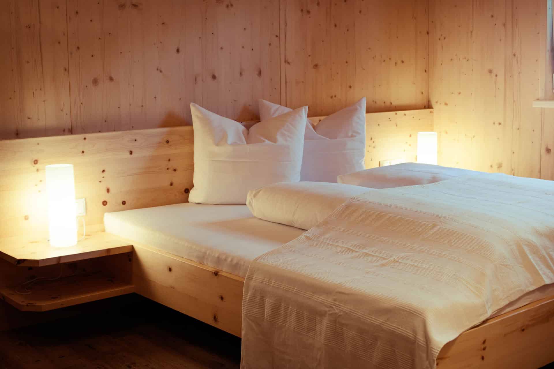 Ruhiger Schlaf in Betten aus Zirbenholz